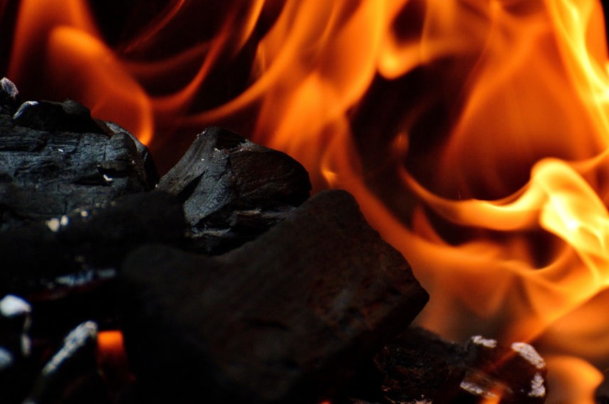 Brennende Holzkohle